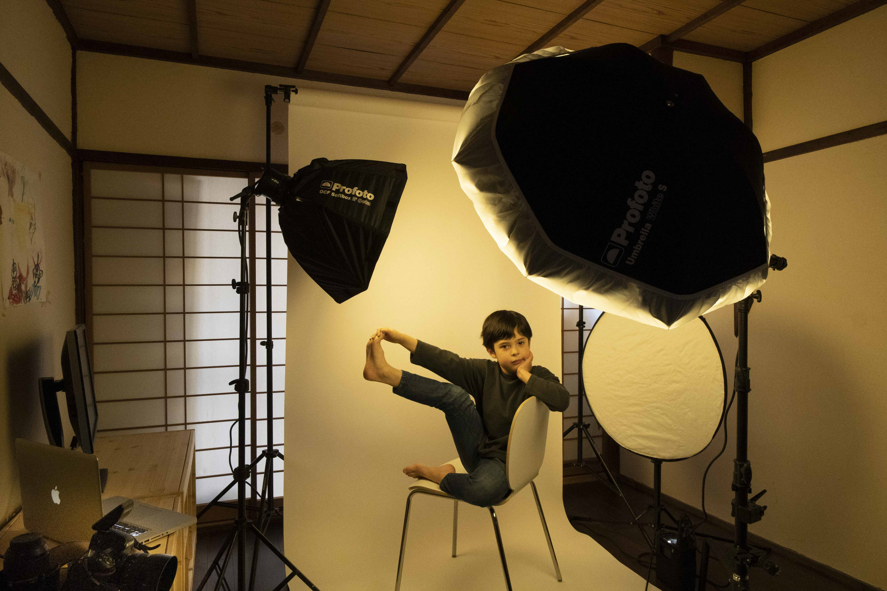 部屋でのポートレート撮影のセットアップと子供