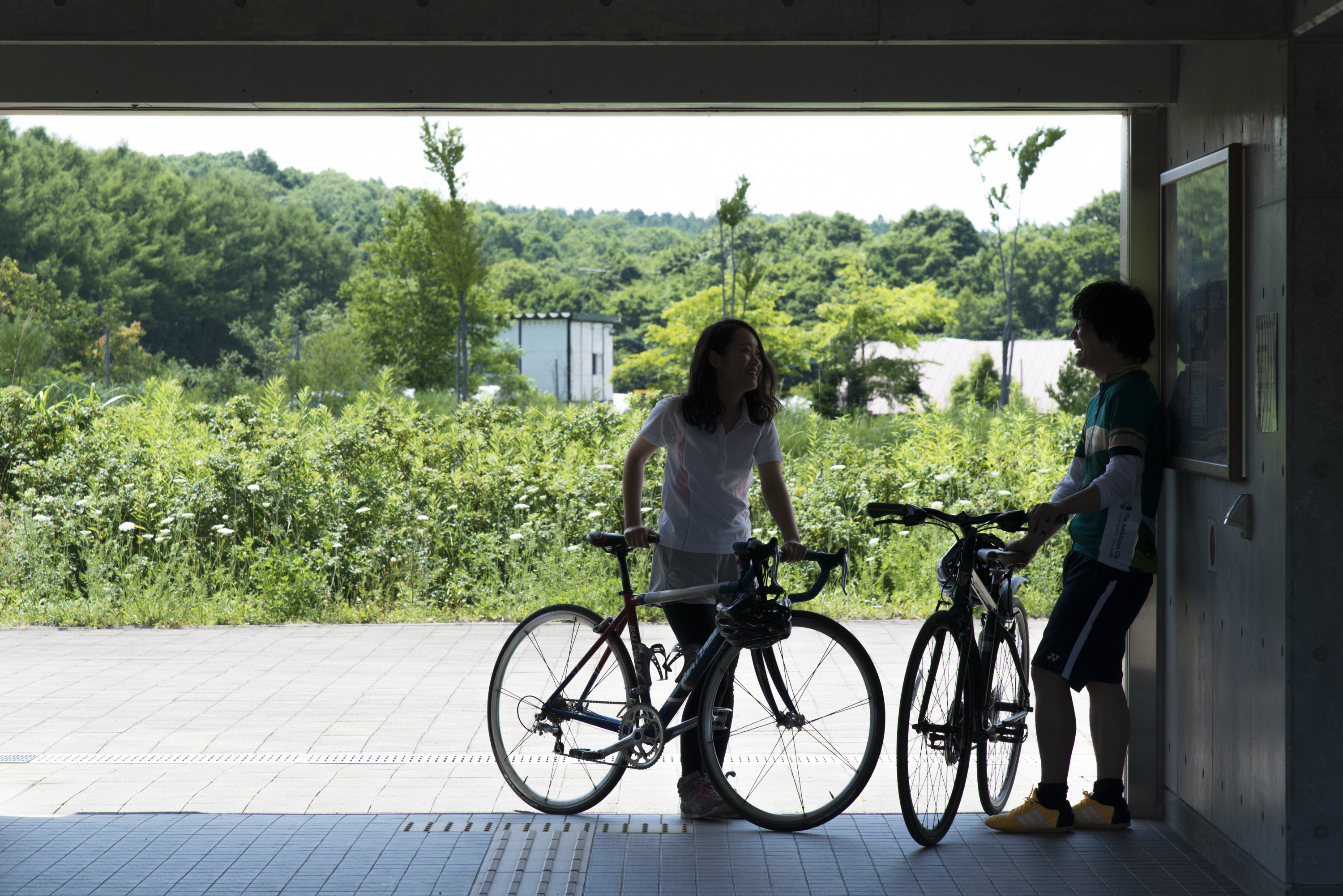 自転車から降りて語らう男と女